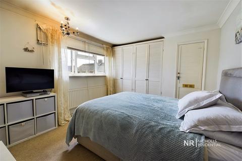 17 Albury Road, Chessington, KT9 1QY