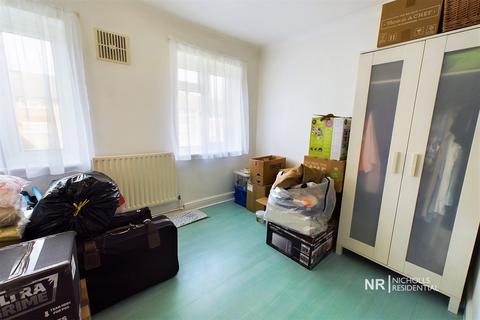 17 Albury Road, Chessington, KT9 1QY