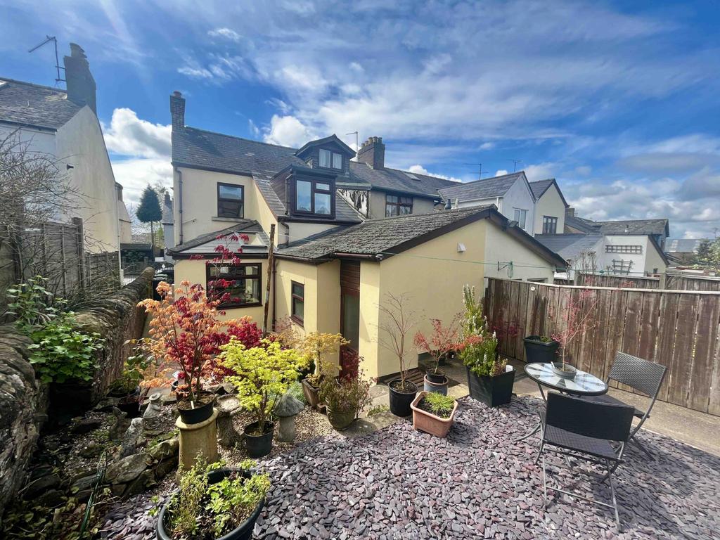 Spacious end terrace for sale with no onward chai