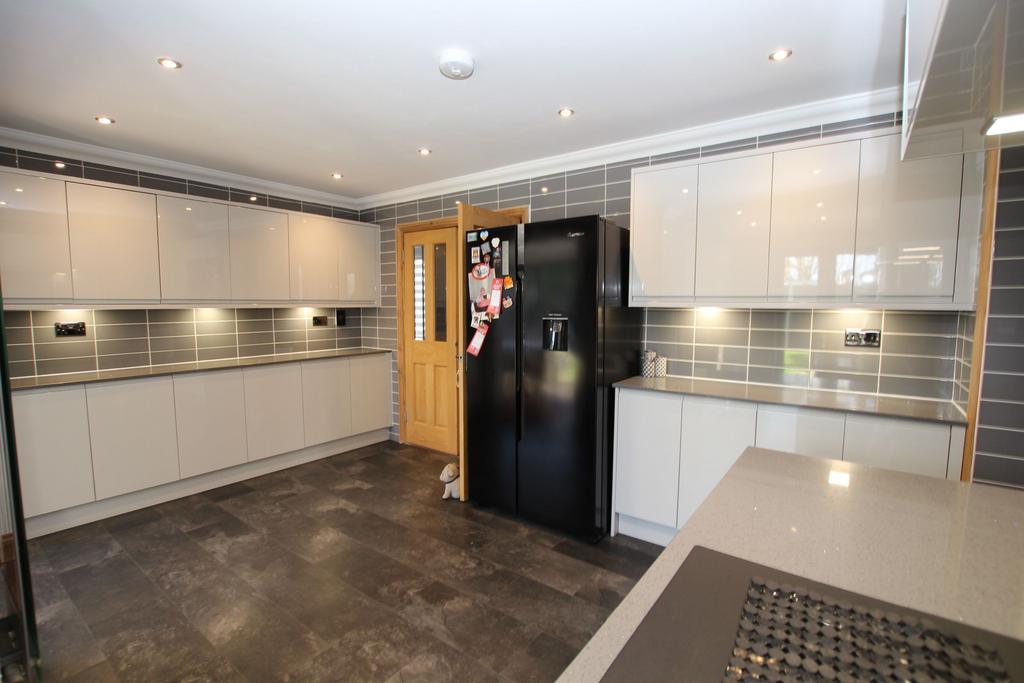 Dixon Avenue, ClactononSea 3 bed detached house for sale £325,000