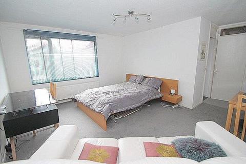 Studio to rent, Whitley Close, Stanwell, Staines-upon-Thames, Surrey, TW19