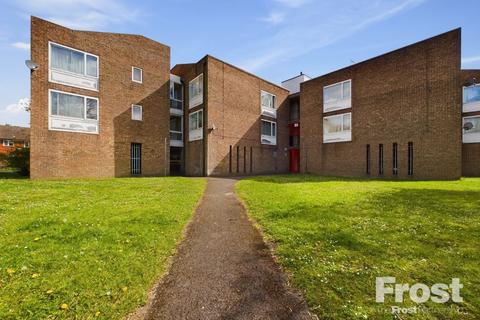 Studio to rent, Whitley Close, Stanwell, Staines-upon-Thames, Surrey, TW19