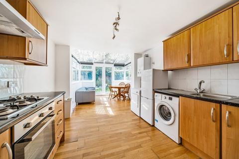 3 bedroom apartment to rent, Kingswood Road London SW2