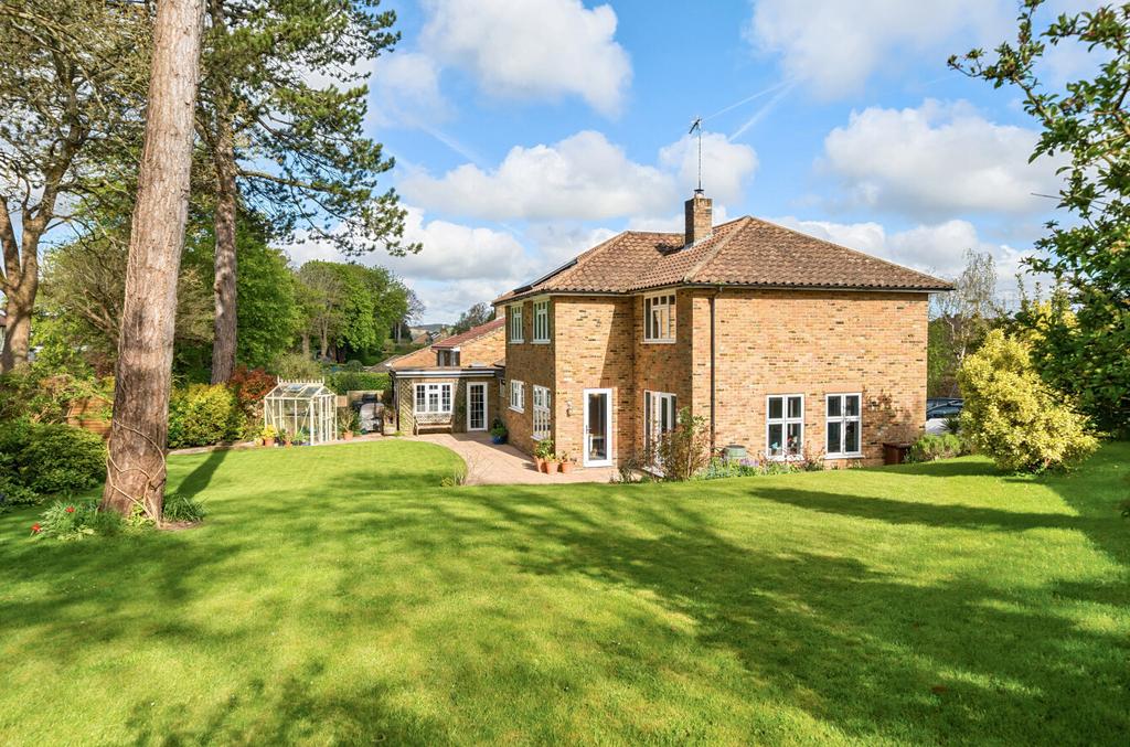 Curtis Road, Alton, Hampshire, GU34 4 bed detached house for sale £