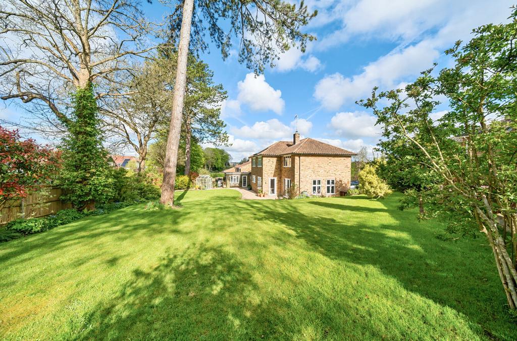 Curtis Road, Alton, Hampshire, GU34 4 bed detached house for sale £