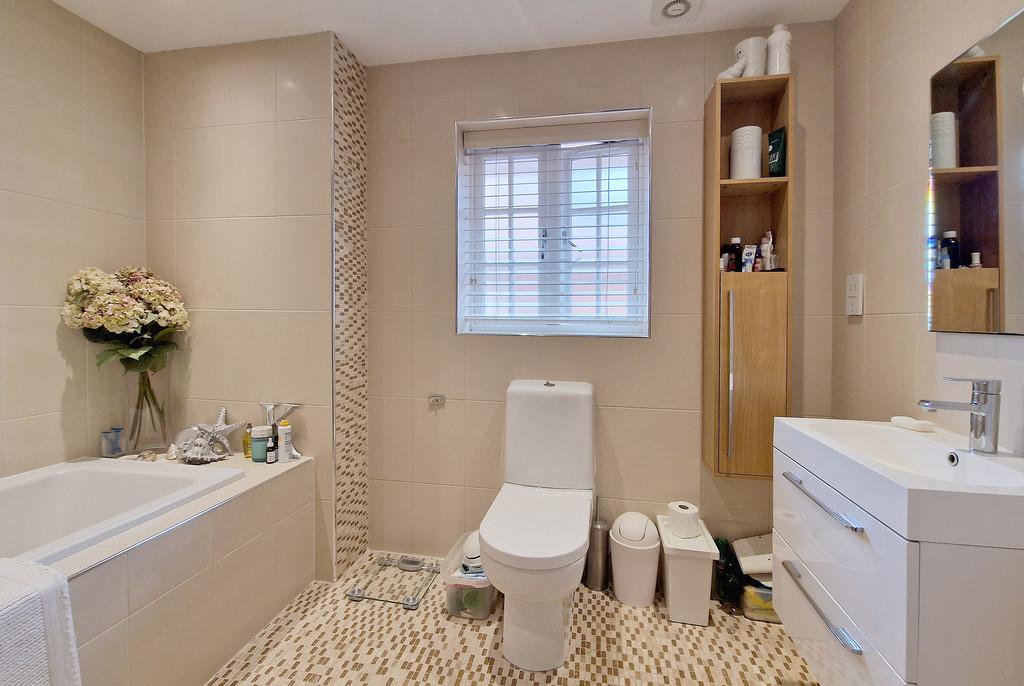 10 Abbots Brook - Bathroom