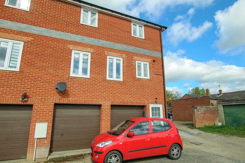 2 bedroom townhouse to rent, Station Road, Thatcham RG19