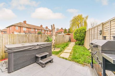 4 bedroom end of terrace house to rent, St Albans Grove, Carshalton, SM5