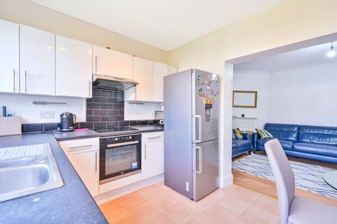 2 bedroom flat to rent, Washington Road, Worcester Park, KT4