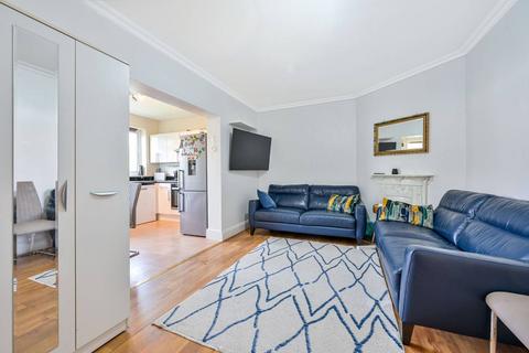 2 bedroom flat to rent, Washington Road, Worcester Park, KT4