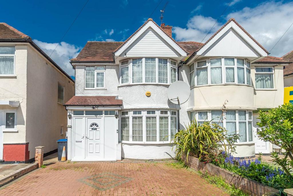 Princes Avenue, Kingsbury, London, NW9 4 bed semidetached house for