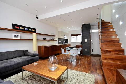 3 bedroom maisonette to rent, Shorts Gardens, Covent Garden, London, WC2H