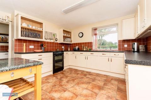 4 bedroom detached house for sale, TRULL - with annexe