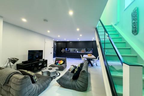 2 bedroom apartment to rent, Defoe Road, London