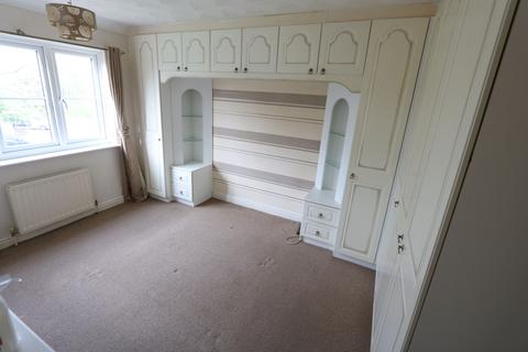 2 bedroom flat to rent, College Close, Grays