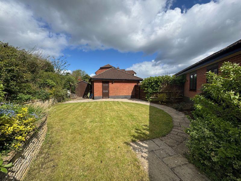 Garage side garden