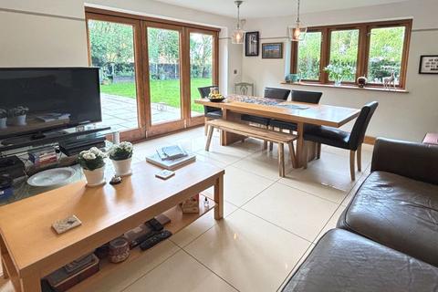 1 Willowtree Court, Gloucester, GL1 5NG