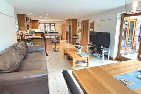 1 Willowtree Court, Gloucester, GL1 5NG