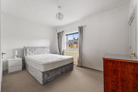 1b Lindsay Road, Worcester Park, KT4 8LF