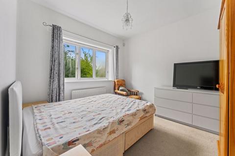 1b Lindsay Road, Worcester Park, KT4 8LF