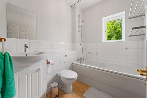 1b Lindsay Road, Worcester Park, KT4 8LF