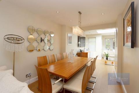 18 Bracken Drive, Chigwell, IG7 5RF