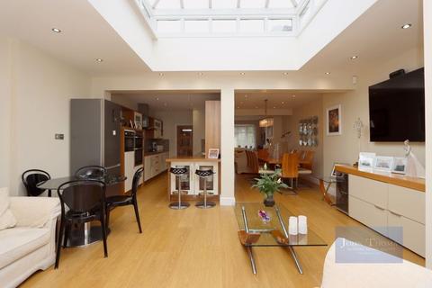 18 Bracken Drive, Chigwell, IG7 5RF