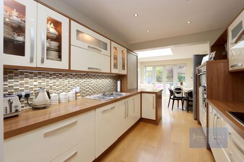 18 Bracken Drive, Chigwell, IG7 5RF
