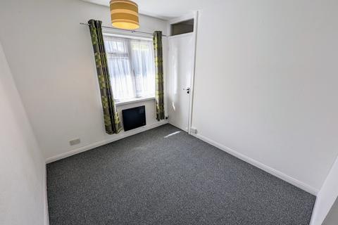 2 bedroom flat to rent, Larch Grove, Malpas Park, Newport