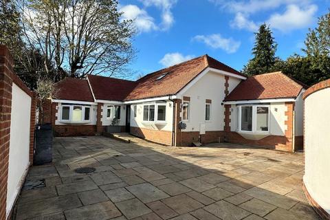 4 bedroom detached house to rent, Chapel Road, Warlingham, Surrey, CR6 9LH