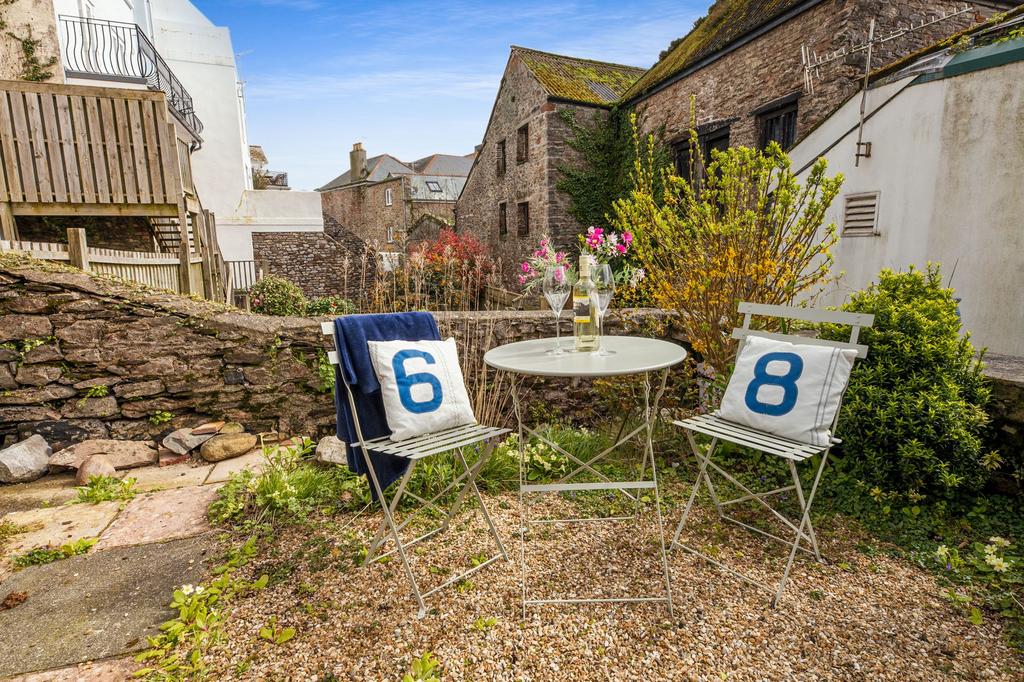 35 Clarence Street, Dartmouth   Patio Garden