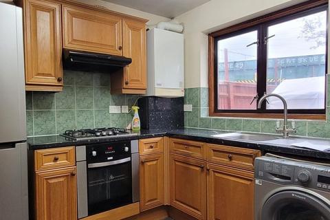 2 bedroom terraced house to rent, Station Road, London