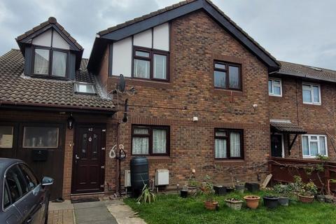 2 bedroom terraced house to rent, Station Road, London