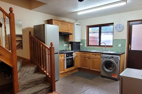 2 bedroom terraced house to rent, Station Road, London