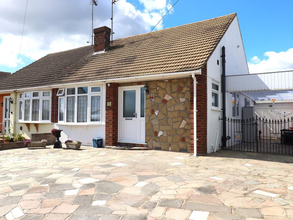 Fulford Drive, LeighonSea, SS9 2 bed bungalow for sale £400,000