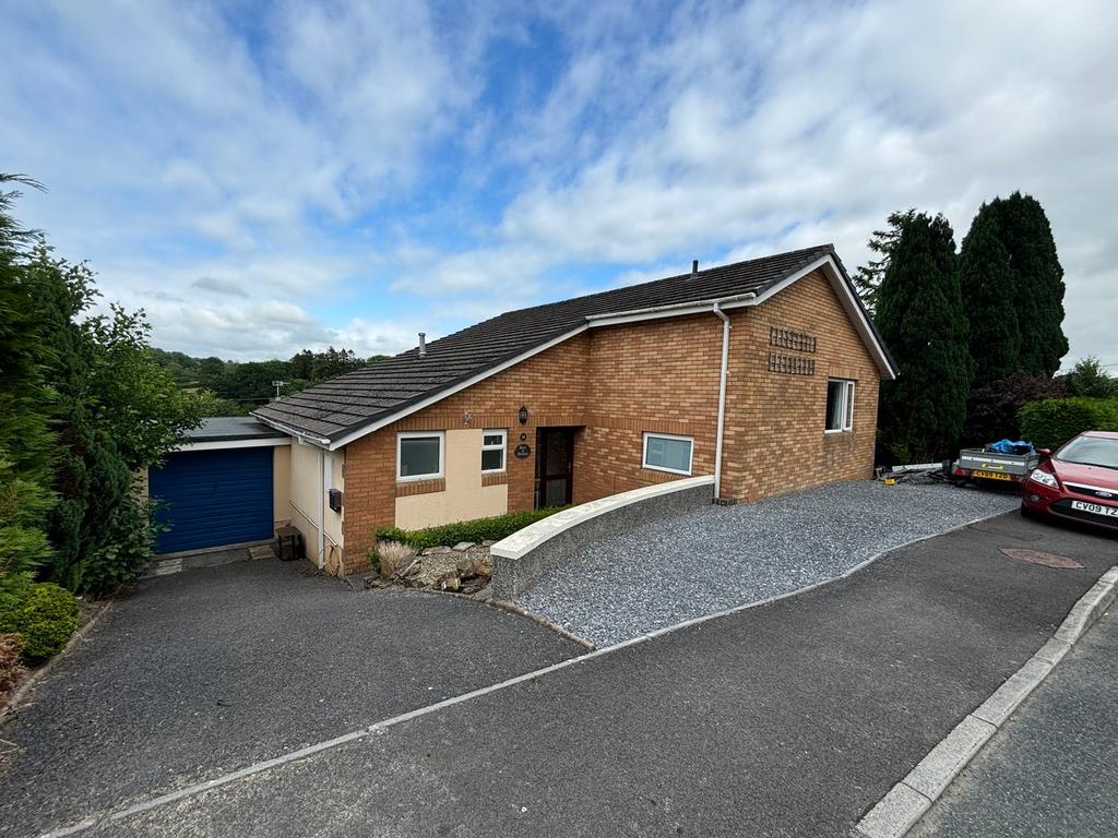 Bronwydd, Carmarthen SA33 5 bed detached house for sale £349,950