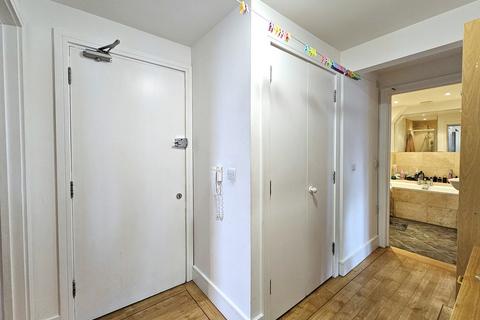 2 bedroom flat to rent, Oakmount Lodge, High Road, N2