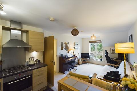 2 bedroom apartment for sale, Harrow Close, Addlestone, Surrey, KT15