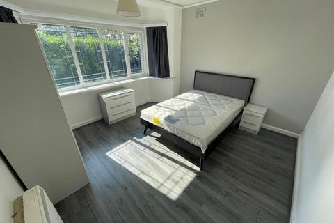 1 bedroom in a house share to rent, Weoley Court,, Birmingham B29