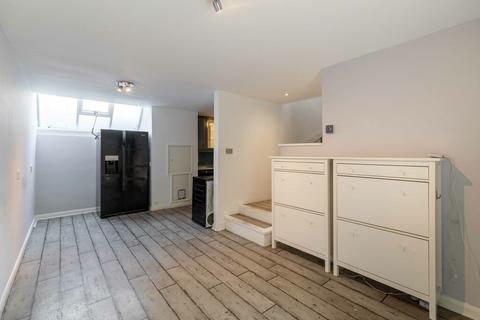 3 bedroom property to rent, Walmer Road, Notting Hill, W11