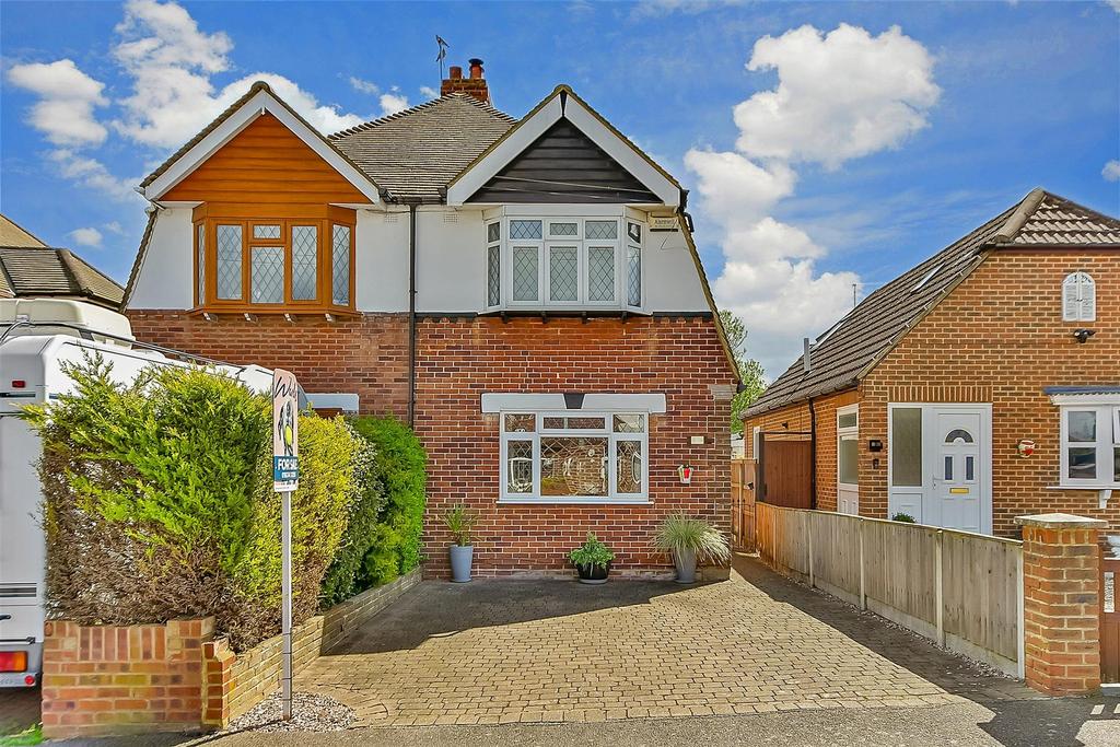Hawthorne Avenue, Rainham... 3 bed semidetached house £395,000