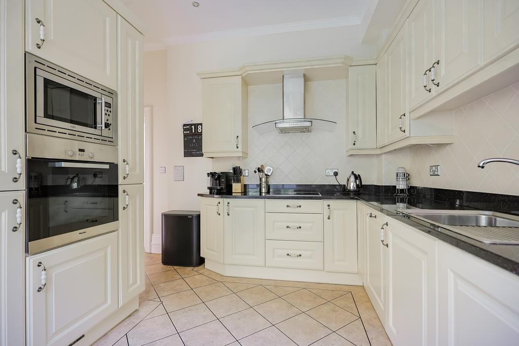 A page   19 Langland Bay Manor - Web-16.jpg