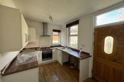 4 bedroom semi-detached house to rent, Leeds LS11