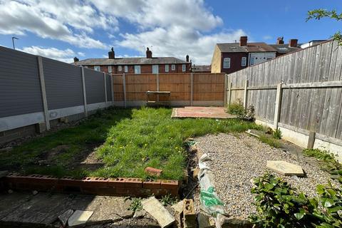 4 bedroom semi-detached house to rent, Leeds LS11
