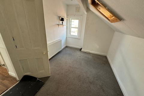 4 bedroom semi-detached house to rent, Leeds LS11