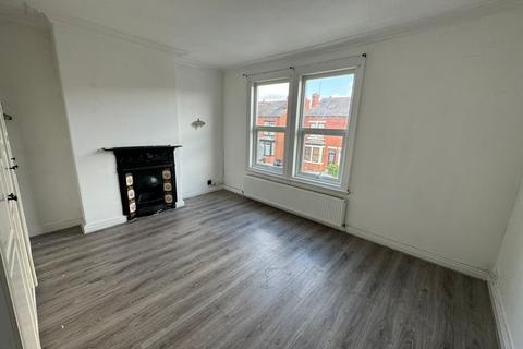 4 bedroom semi-detached house to rent, Leeds LS11