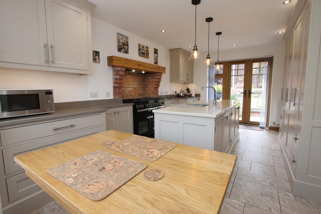 Sandy Road, Norton, Stourbridge, DY8 3 bed detached house for sale £