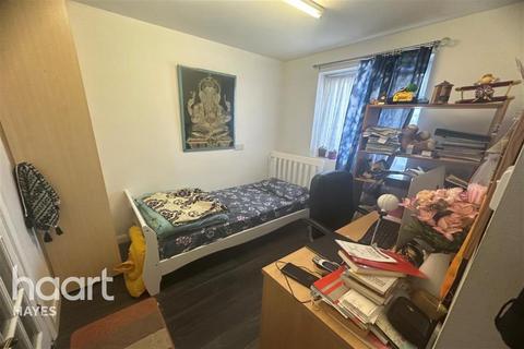 1 bedroom in a house share to rent, Oakleigh Road Hillingdon UB10 9EL
