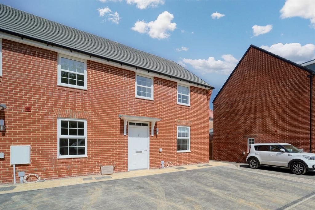 Sturry CT2 3 bed end of terrace house to rent £1,450 pcm (£335 pw)