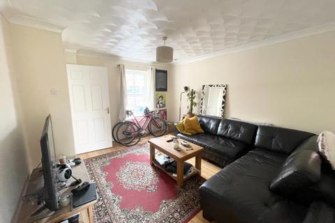 3 bedroom terraced house to rent, Greenheys Lane West, Manchester M15